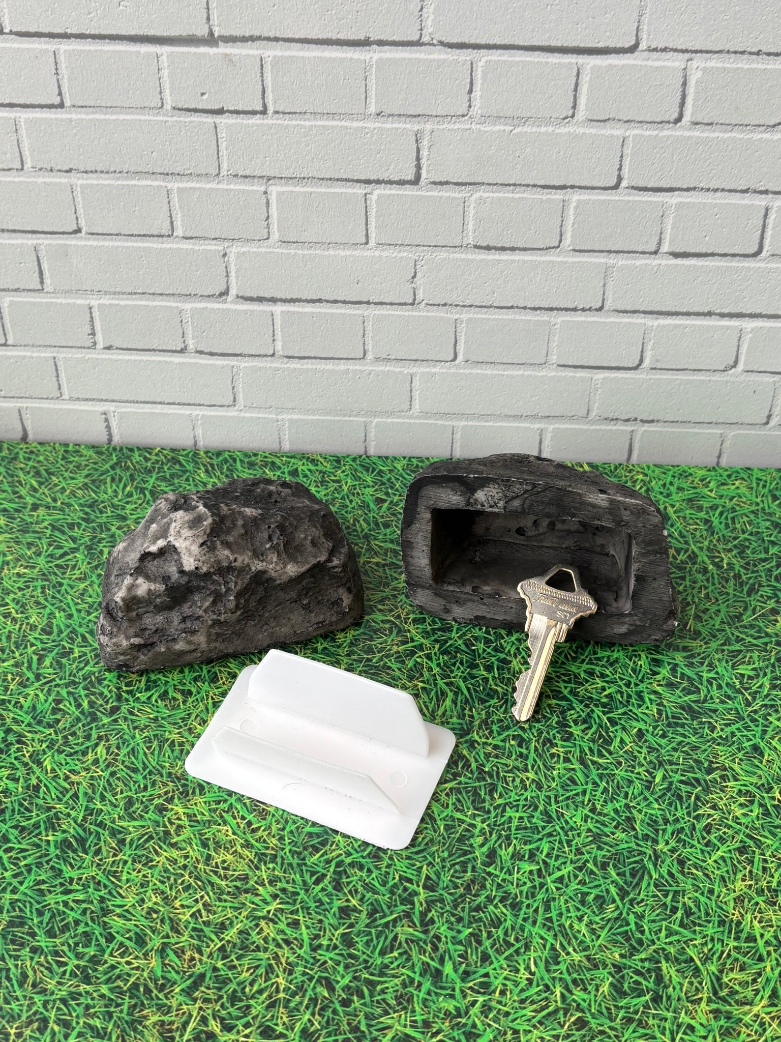 Hide-a-key Rock – Philly Transom